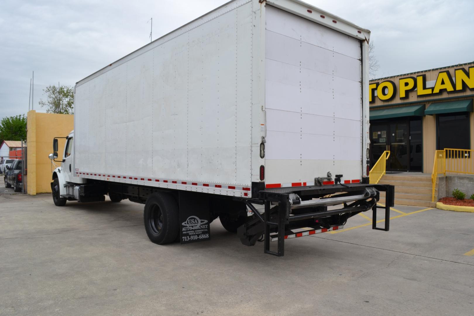 2017 WHITE /BLACK FREIGHTLINER M2-106 with an CUMMINS ISB 6.7L 260HP engine, ALLISON 2500RDS AUTOMATIC transmission, located at 9172 North Fwy, Houston, TX, 77037, (713) 910-6868, 29.887470, -95.411903 - 26,000LB GVWR NON CDL , MORGAN 26FT BOX, 13FT CLEARANCE, HEIGHT 103" X WIDTH 102", AIR RIDE, EXTENDED CAB BENCH SEAT, 80 GALLON FUEL TANK, POWER WINDOWS, LOCKS, & MIRRORS, COLD A/C, MAXON 3,000LB CAPACITY ALUMINUM LIFT GATE - Photo#16